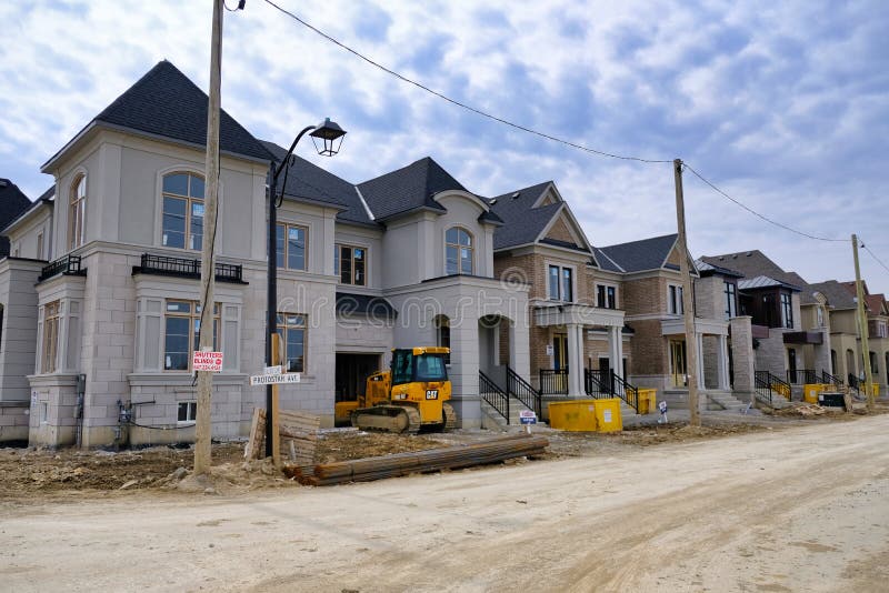 TORONTO, ONTARIO, CANADÁ - 7 DE ABRIL DE 2019 - nueva construcción casera en la ciudad más grande de Canadá Desarrollo inmobiliar foto de archivo TORONTO, ONTARIO, CANADÁ - 7 DE ABRIL DE 2019 - nueva construcción casera en la ciudad más grande de Canadá Desarrollo inmobiliar foto de archivo