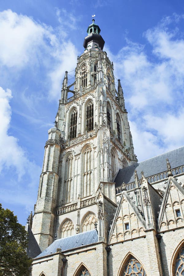 Torre adornada de la catedral en el viejo mercado, Breda, Países Bajos fotos de archivo Torre adornada de la catedral en el viejo mercado, Breda, Países Bajos fotos de archivo