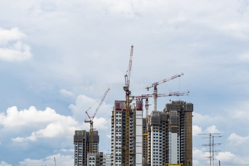 Torre alta da elevação de Singapura com o guindaste sob a construção fotografia de stock Torre alta da elevação de Singapura com o guindaste sob a construção fotografia de stock