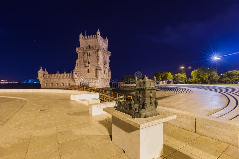 Torre Belem y modelo en miniatura - Lisboa Portugal imagenes de archivo