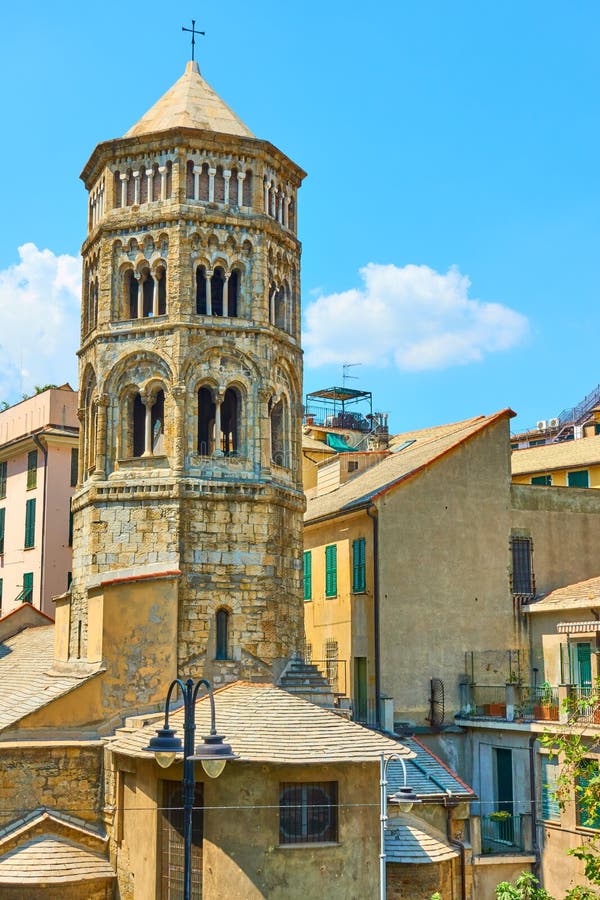 Torre Bell De La Iglesia De San Donato En Génova Imagen de archivo ...