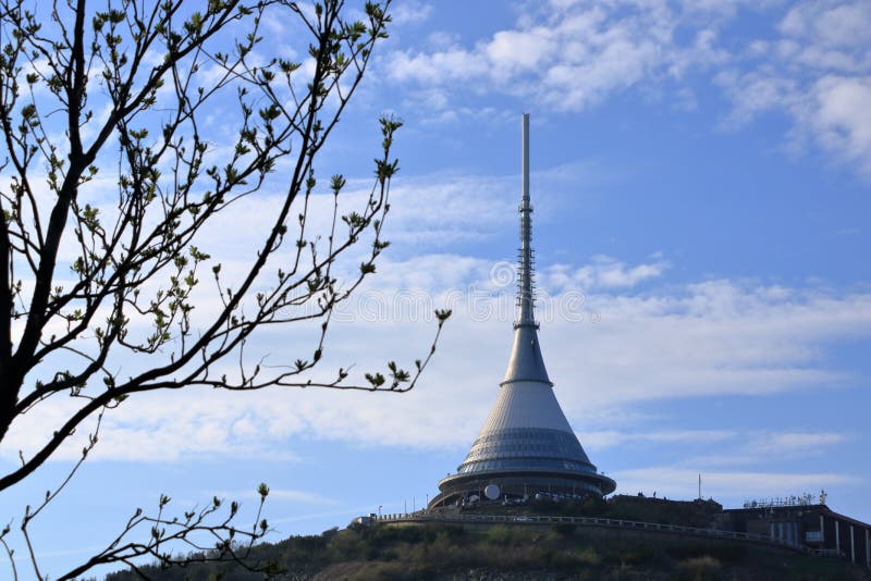 Torre bromeada, atracci?n tur?stica cerca de Liberec en la Rep?blica Checa, Europa, torre de la difusi?n de TV imágenes de archivo libres de regalías Torre bromeada, atracci?n tur?stica cerca de Liberec en la Rep?blica Checa, Europa, torre de la difusi?n de TV imágenes de archivo libres de regalías
