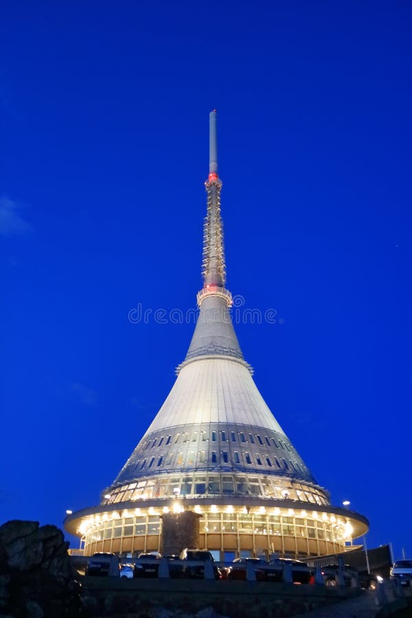 Torre bromeada, atracci?n tur?stica cerca de Liberec en la Rep?blica Checa, Europa, torre de la difusi?n de TV imagen de archivo Torre bromeada, atracci?n tur?stica cerca de Liberec en la Rep?blica Checa, Europa, torre de la difusi?n de TV imagen de archivo