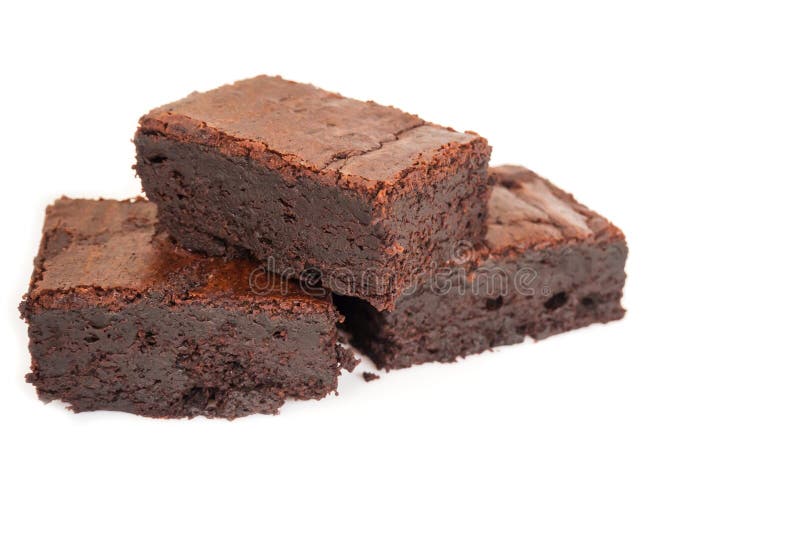 Torre caseiro cortada das brownies no fundo branco Doce e mo imagem de stock Torre caseiro cortada das brownies no fundo branco Doce e mo imagem de stock