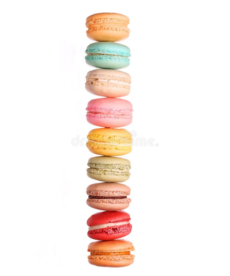 Torre colorida dos bolinhos de amêndoa isolada fotografia de stock