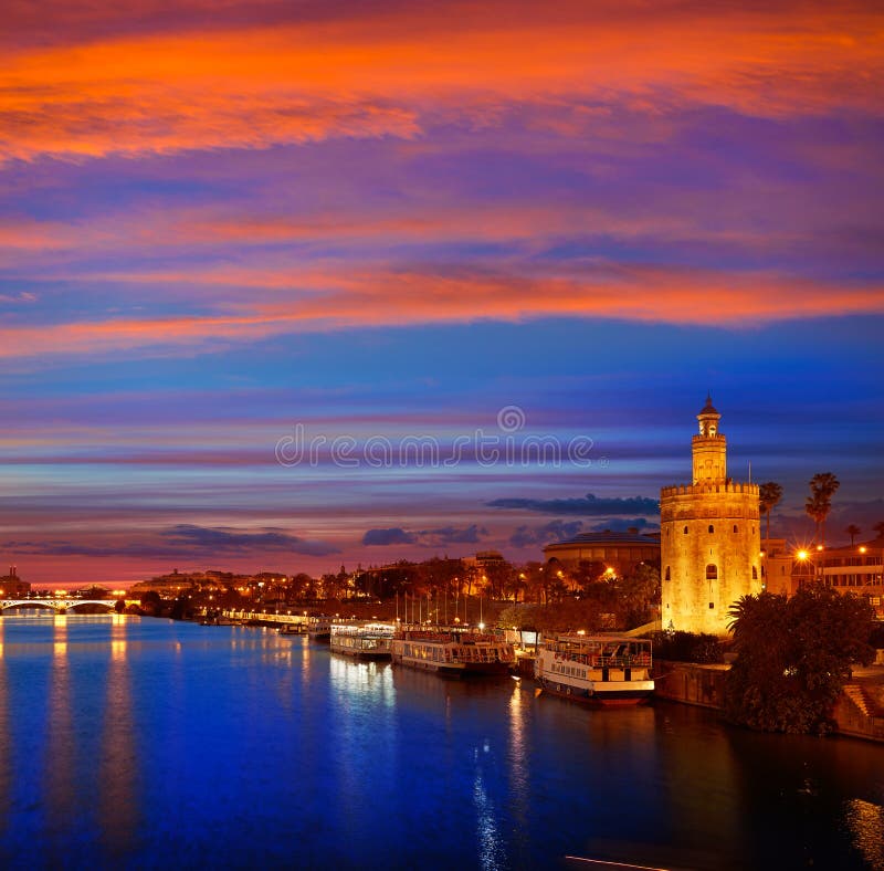 Torre d'horizon de coucher du soleil de Séville del Oro à Séville images stock Torre d'horizon de coucher du soleil de Séville del Oro à Séville images stock