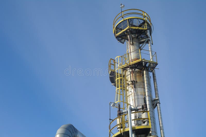Torre da coluna na instalação petroquímica no crepúsculo imagem de stock royalty free Torre da coluna na instalação petroquímica no crepúsculo imagem de stock royalty free
