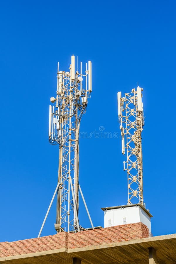 Torre da telecomunica??o com as antenas ou transmissor sem fio da antena de uma comunica??o contra o c?u azul foto de stock Torre da telecomunica??o com as antenas ou transmissor sem fio da antena de uma comunica??o contra o c?u azul foto de stock