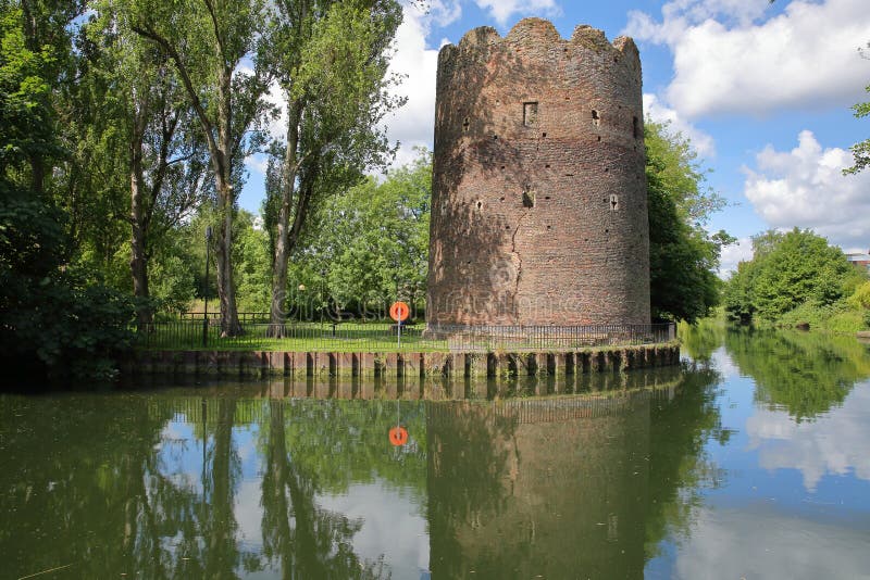 A torre da vaca no rio Wensum do beira-rio em Norwich, Norfolk, Reino Unido foto de stock A torre da vaca no rio Wensum do beira-rio em Norwich, Norfolk, Reino Unido foto de stock