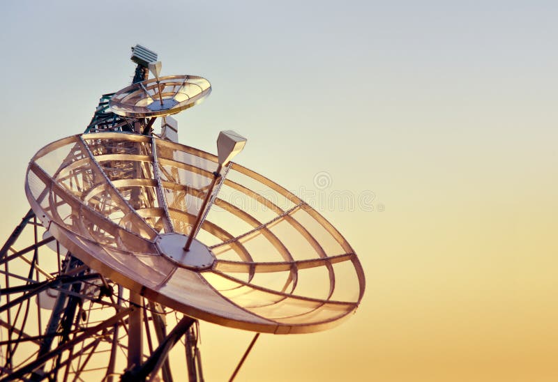 Torre das telecomunicações no por do sol fotografia de stock Torre das telecomunicações no por do sol fotografia de stock