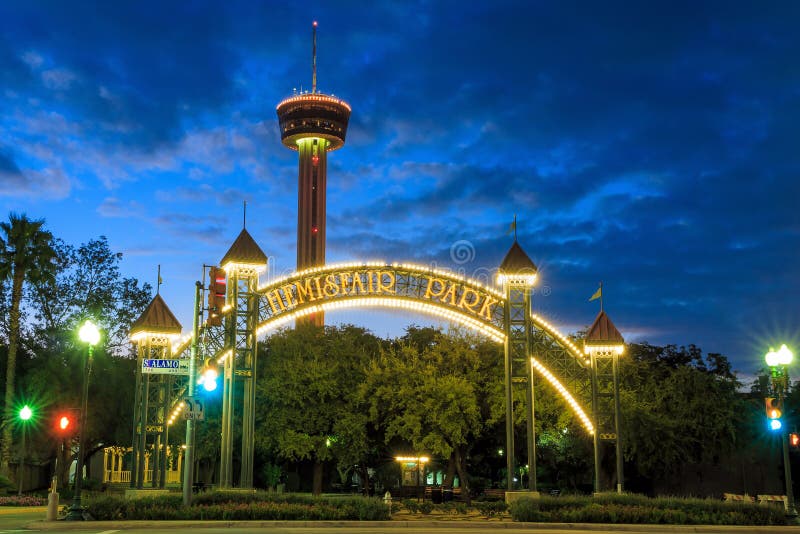 Torre de Américas en la noche en San Antonio, Tejas fotos de archivo libres de regalías Torre de Américas en la noche en San Antonio, Tejas fotos de archivo libres de regalías