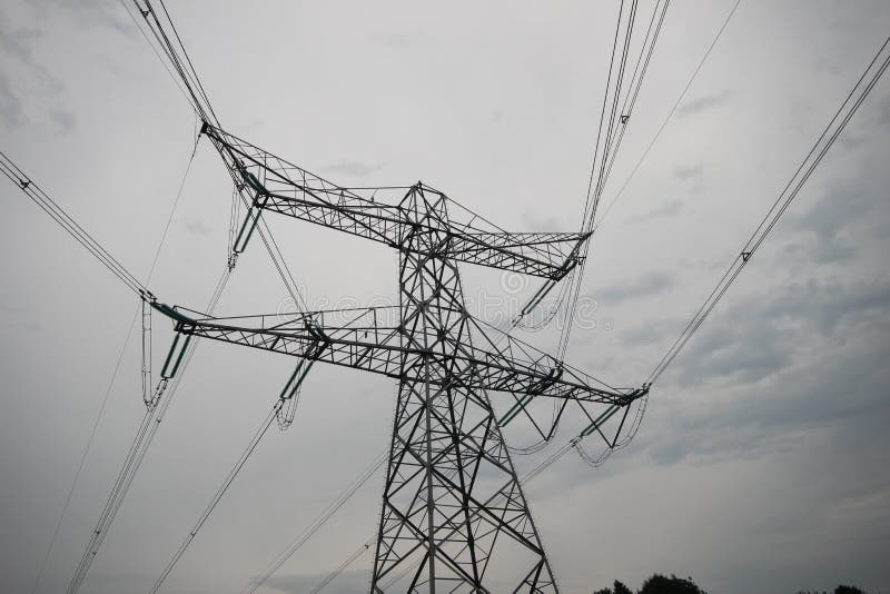 Torre de aço com linhas elétricas para a eletricidade nos Países Baixos, parte do sistema de transporte 380Kv no Ens imagens de stock Torre de aço com linhas elétricas para a eletricidade nos Países Baixos, parte do sistema de transporte 380Kv no Ens imagens de stock