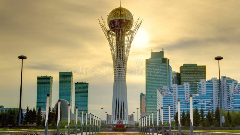 Torre de Bayterek en la capital de Astaná de Kazajistán en timelapse hermoso de la puesta del sol