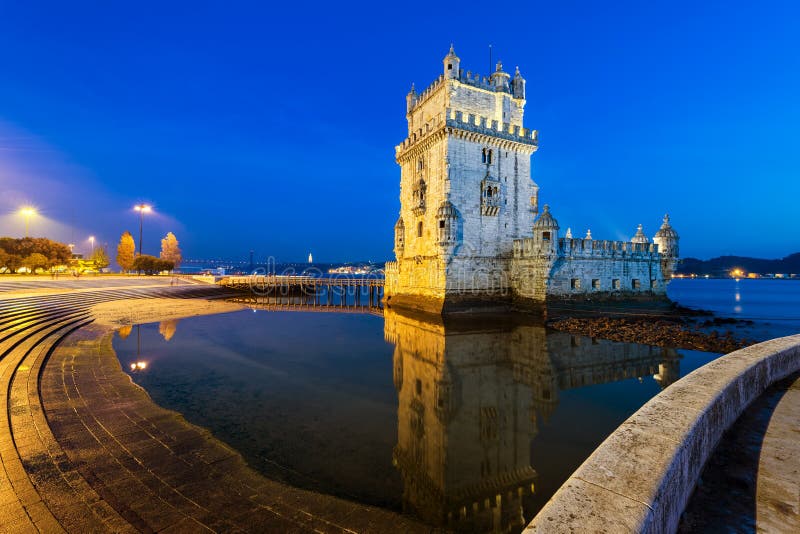 Torre de Belem en la noche fotografía de archivo Torre de Belem en la noche fotografía de archivo
