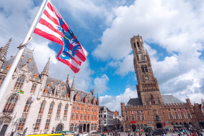Torre de Belfort e bandeira de Bruges do quadrado em Bruges, Bélgica imagem de stock Torre de Belfort e bandeira de Bruges do quadrado em Bruges, Bélgica imagem de stock