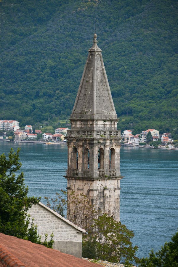Torre de Bell da igreja de São Nicolau, Perast imagem de stock royalty free Torre de Bell da igreja de São Nicolau, Perast imagem de stock royalty free