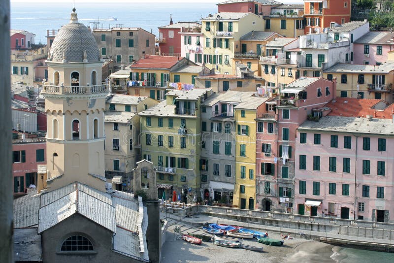 Torre de Bell de Vernazza imagem de stock. Imagem de vila 19410041