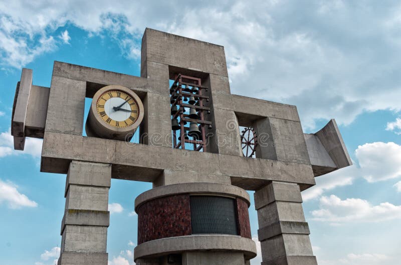 Torre de Bell e pulso de disparo da basílica de nossa senhora Guadalupe em mim imagem de stock Torre de Bell e pulso de disparo da basílica de nossa senhora Guadalupe em mim imagem de stock