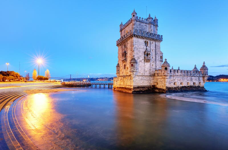 Torre de Belém, Lisboa - Portugal na noite fotografia de stock royalty free Torre de Belém, Lisboa - Portugal na noite fotografia de stock royalty free