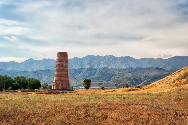Torre de Burana cerca de Bishkek, Kirguistán, tomado en agosto de 2018 foto de archivo libre de regalías Torre de Burana cerca de Bishkek, Kirguistán, tomado en agosto de 2018 foto de archivo libre de regalías