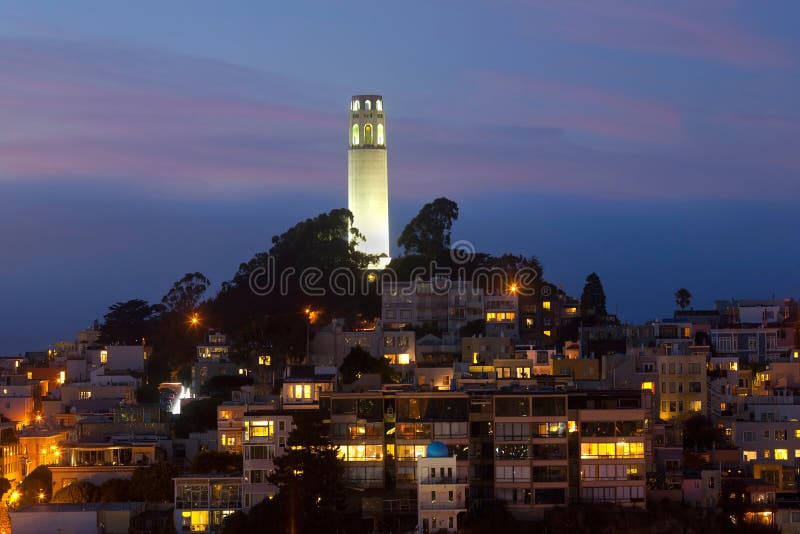 Torre de Coit em a noite foto de stock royalty free Torre de Coit em a noite foto de stock royalty free