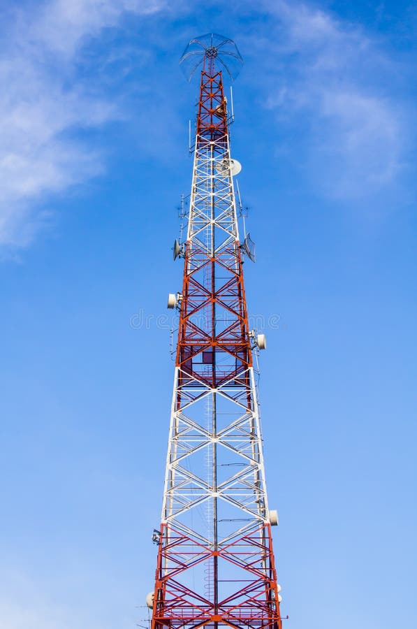 Torre de comunicaciones foto de archivo. Imagen de transmita - 34187918