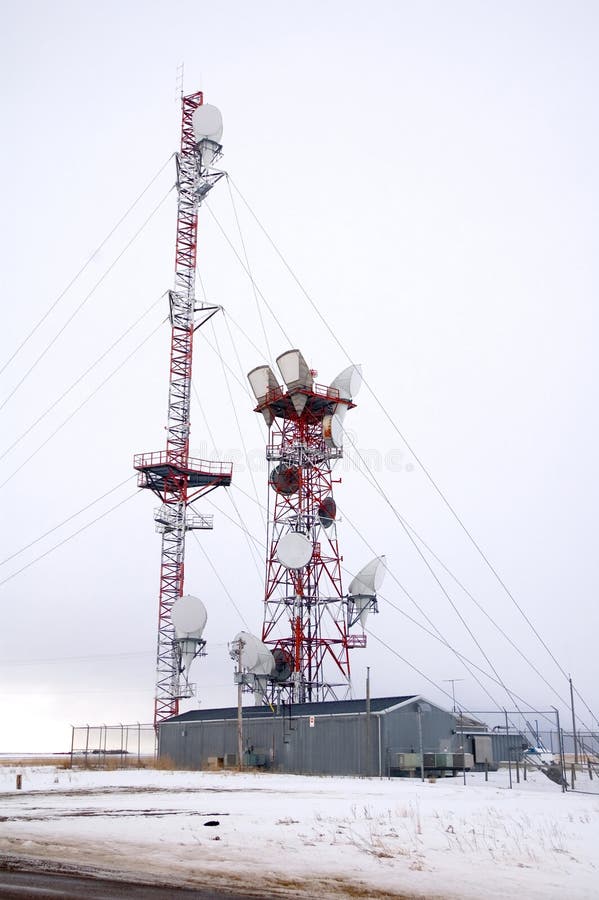 Torre de comunicaciones foto de archivo. Imagen de microonda - 3981126