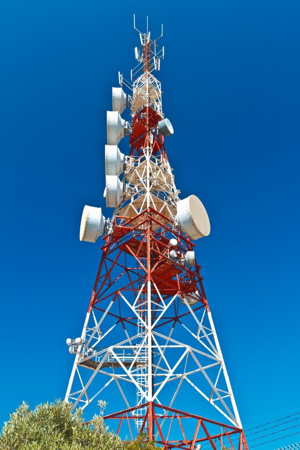 Torre de comunicaciones foto de archivo. Imagen de satélite - 208512496