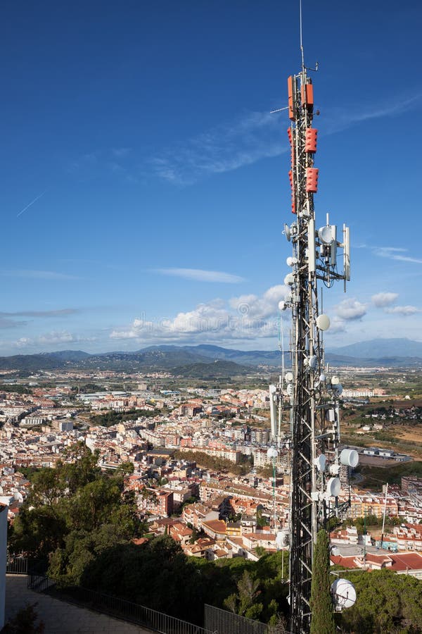 Torre de comunicación y palo de la radio en España imágenes de archivo libres de regalías Torre de comunicación y palo de la radio en España imágenes de archivo libres de regalías