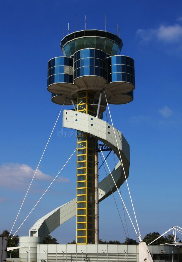 Torre de control del aeropuerto fotografía de archivo libre de regalías Torre de control del aeropuerto fotografía de archivo libre de regalías