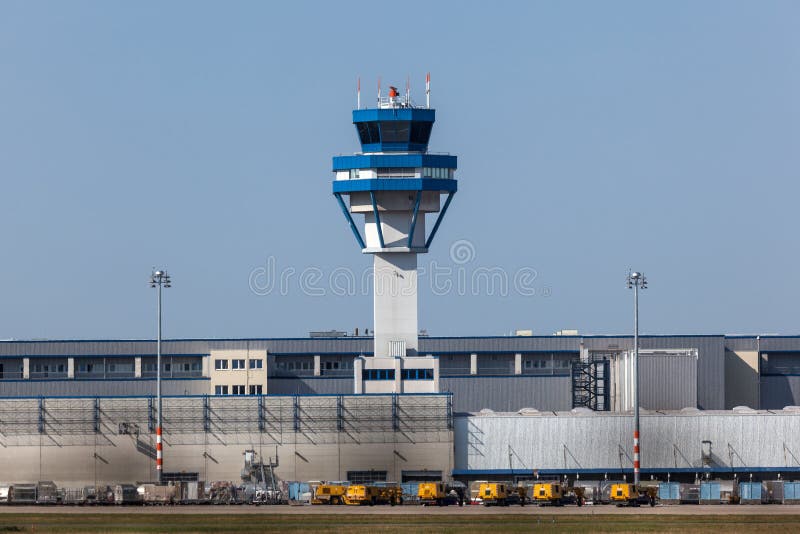 Torre De Control En El Aeropuerto De Colonia, Alemania Imagen de archivo  editorial - Imagen de aeropuerto, transporte: 57551384