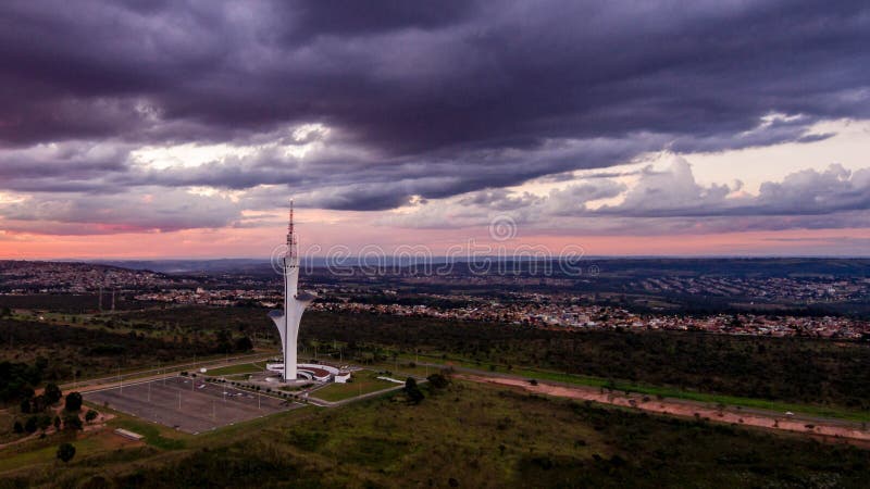 Torre de Digitaces a Brasilia, capitale du el Brasil, filmado con el abej?n en una visi?n a?rea a finales de tarde fotos de archivo Torre de Digitaces a Brasilia, capitale du el Brasil, filmado con el abej?n en una visi?n a?rea a finales de tarde fotos de archivo
