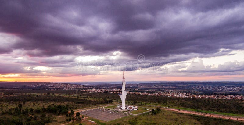 Torre de Digitaces a Brasilia, capitale du el Brasil, filmado con el abej?n en una visi?n a?rea a finales de tarde imagen de archivo Torre de Digitaces a Brasilia, capitale du el Brasil, filmado con el abej?n en una visi?n a?rea a finales de tarde imagen de archivo
