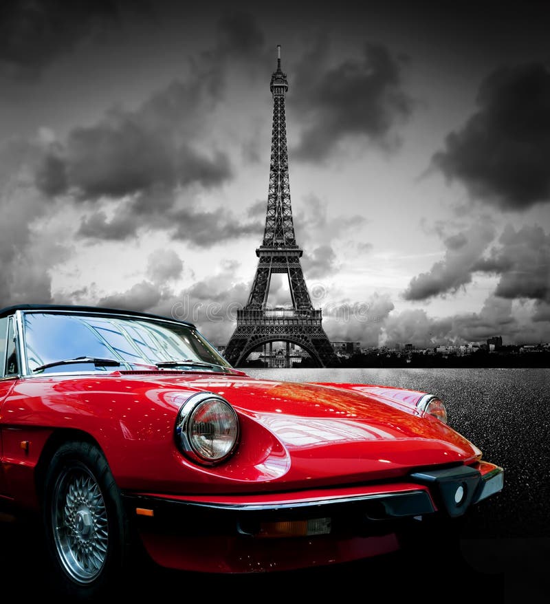 Torre de Effel, París, Francia y coche rojo retro Rebecca 36 imagen de archivo