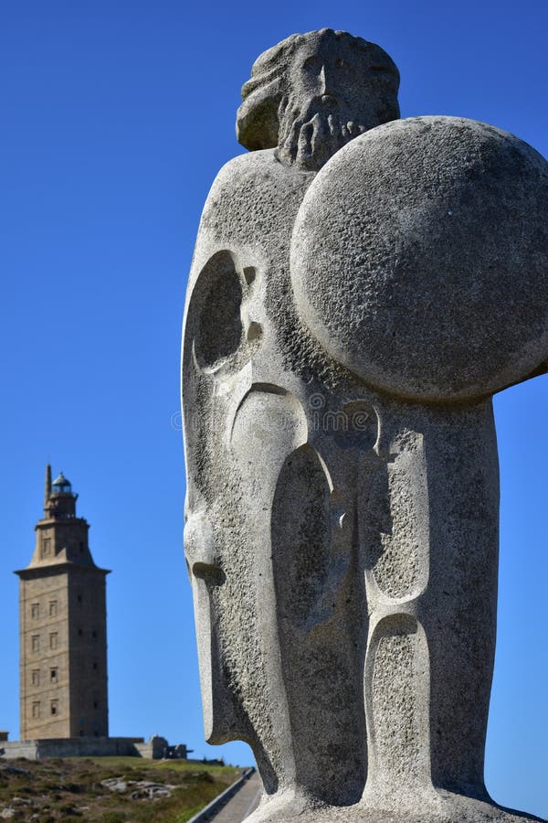 Torre de Hércules y del guerrero céltico de piedra La Coruna, España imágenes de archivo libres de regalías Torre de Hércules y del guerrero céltico de piedra La Coruna, España imágenes de archivo libres de regalías