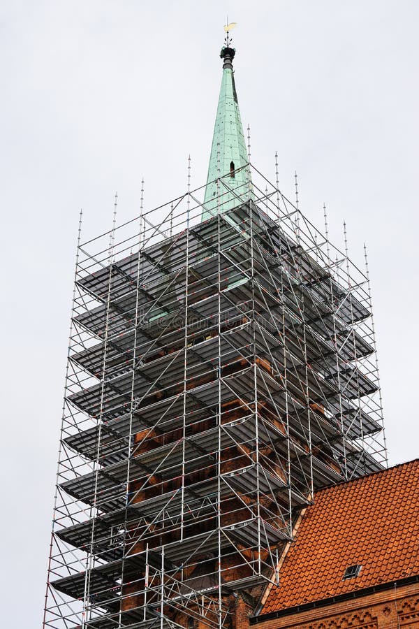 Torre de igreja com andaime imagens de stock Torre de igreja com andaime imagens de stock