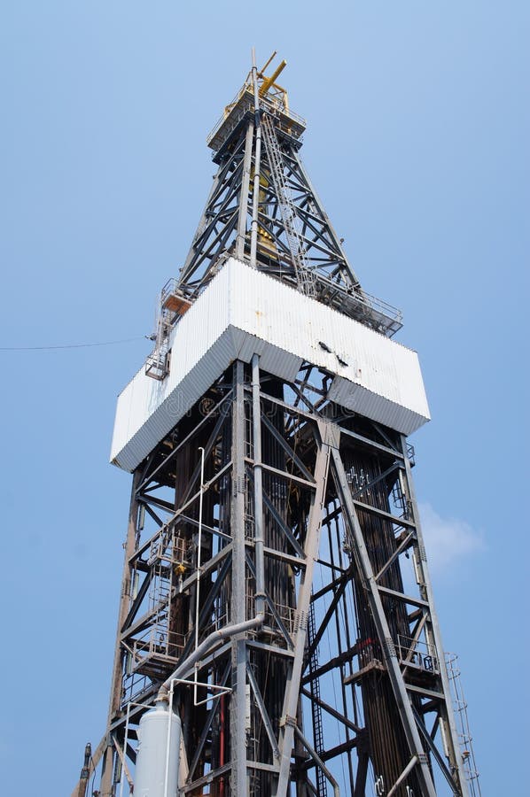 Torre de Jack que perfura acima o equipamento foto de stock Torre de Jack que perfura acima o equipamento foto de stock