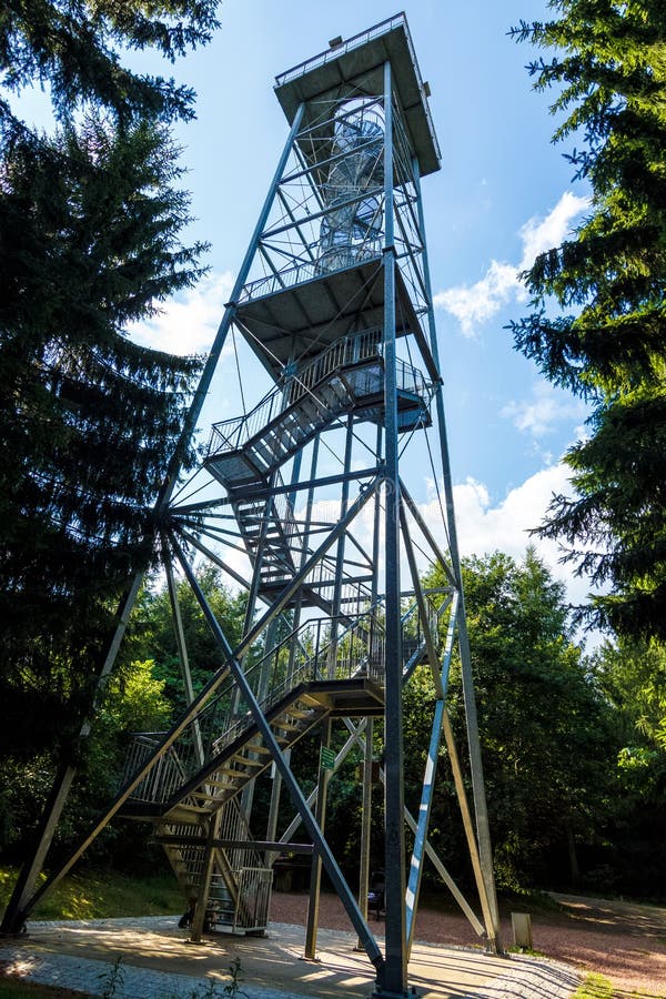 Torre de la opinión de Totenstein en el bosque de Rabenstein imagenes de archivo Torre de la opinión de Totenstein en el bosque de Rabenstein imagenes de archivo