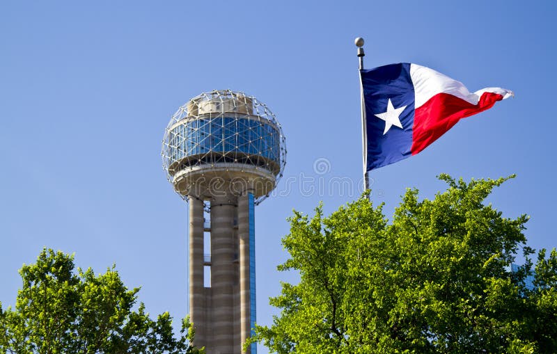 Torre de la reunión en Dallas Texas en una mañana de la primavera de la salida del sol con a fotografía de archivo Torre de la reunión en Dallas Texas en una mañana de la primavera de la salida del sol con a fotografía de archivo