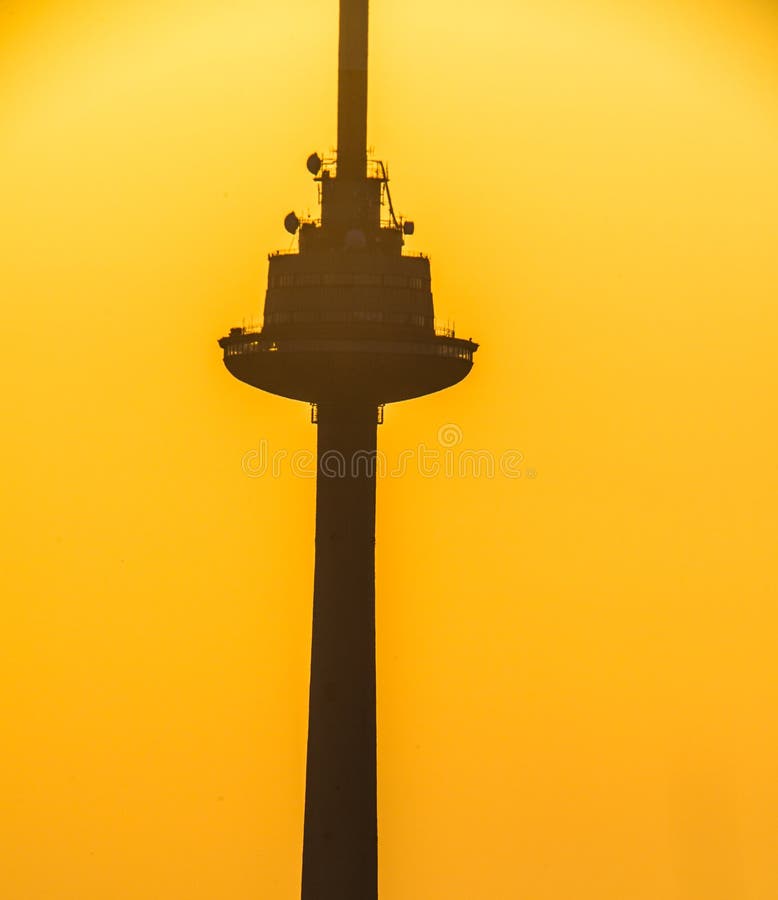 Torre de la TV en la luz de la salida del sol en sombra imágenes de archivo libres de regalías Torre de la TV en la luz de la salida del sol en sombra imágenes de archivo libres de regalías