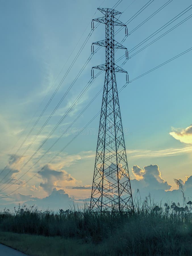 Torre de línea de alta tensión en el paisaje de energía industrial al atardecer perfecto para temas de naturaleza tecnológica e in foto de archivo