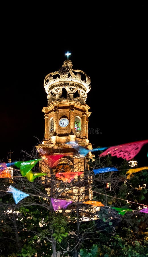 Torre De Nuestra Señora De La Iglesia En La Noche - Puerto Vallarta,  Jalisco, México De Guadalupe Imagen de archivo - Imagen de romano,  religioso: 89217957