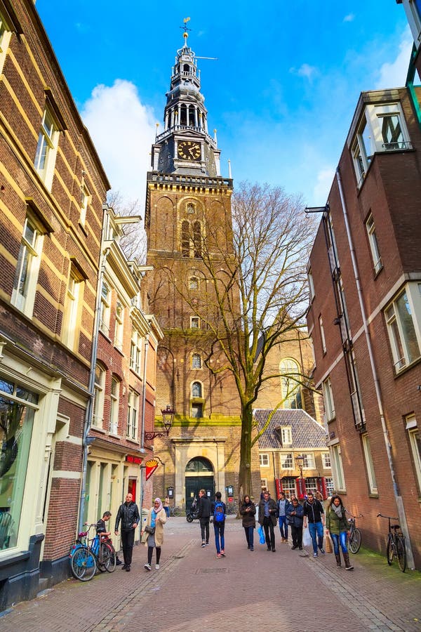 Torre de Oude Kerk em Amsterdão, Holanda fotografia de stock royalty free Torre de Oude Kerk em Amsterdão, Holanda fotografia de stock royalty free