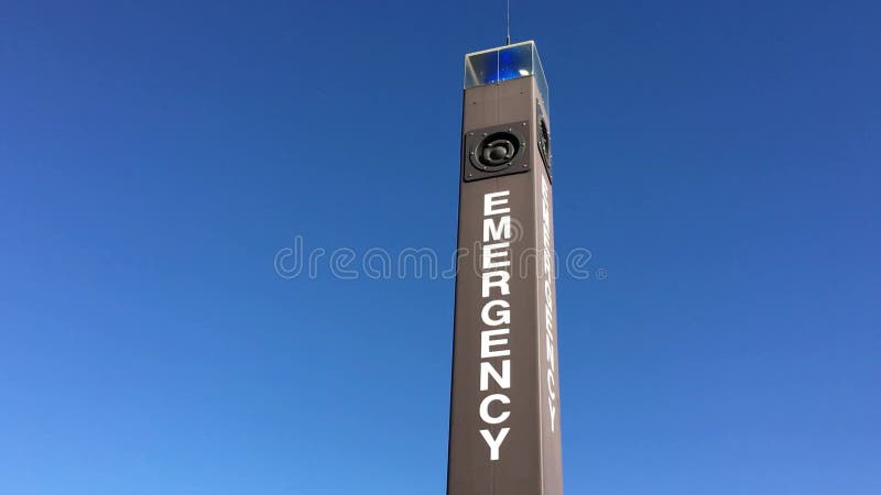 Torre de pilón de emergencia contra cielo azul