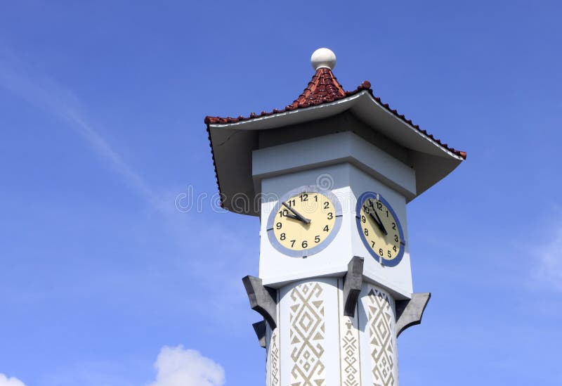 Torre de reloj con el cielo azul en Sabah, Malasia