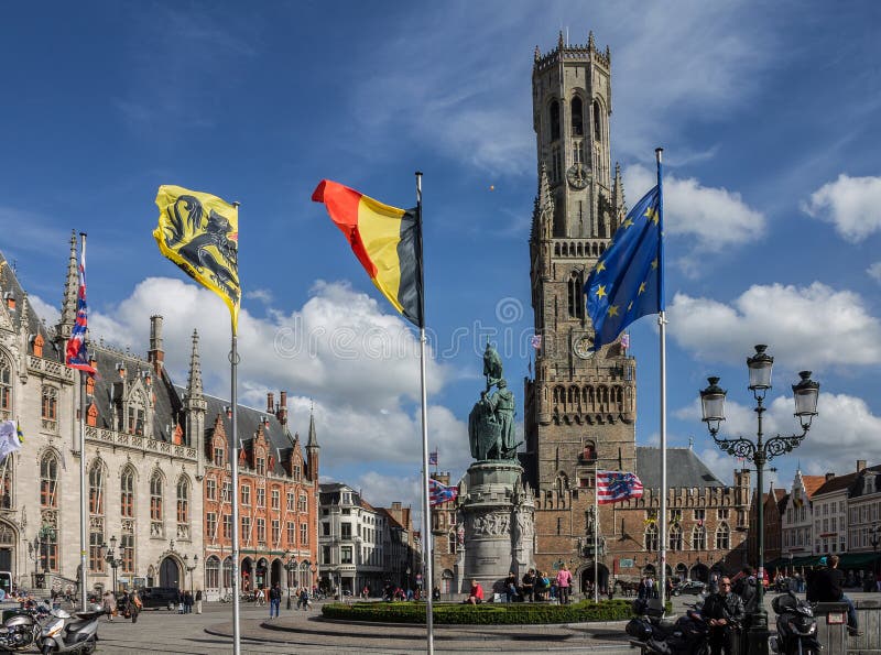 Torre de reloj del campanario de Brujas Bélgica