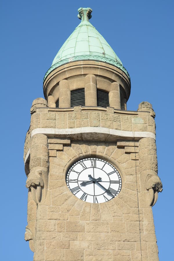 Torre de reloj en el acceso de Hamburgo