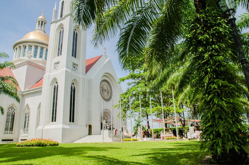 Torre de reloj gótica del estilo, universidad de la suposición, Tailandia imagenes de archivo Torre de reloj gótica del estilo, universidad de la suposición, Tailandia imagenes de archivo