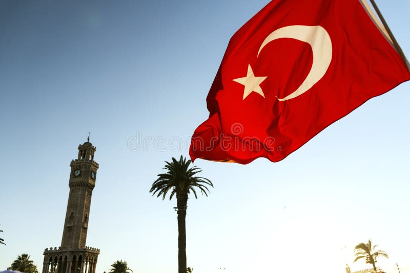 Torre de reloj de Izmirs y bandera turca imágenes de archivo libres de regalías Torre de reloj de Izmirs y bandera turca imágenes de archivo libres de regalías