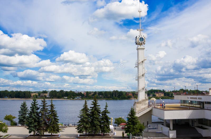 Torre de reloj de la estación del río de Yaroslavl con el emblema de la ciudad y del río Volga fotos de archivo Torre de reloj de la estación del río de Yaroslavl con el emblema de la ciudad y del río Volga fotos de archivo